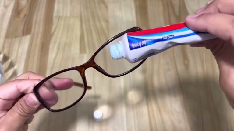 Limpeza Eficiente de Lentes de Óculos com Pasta de Dente