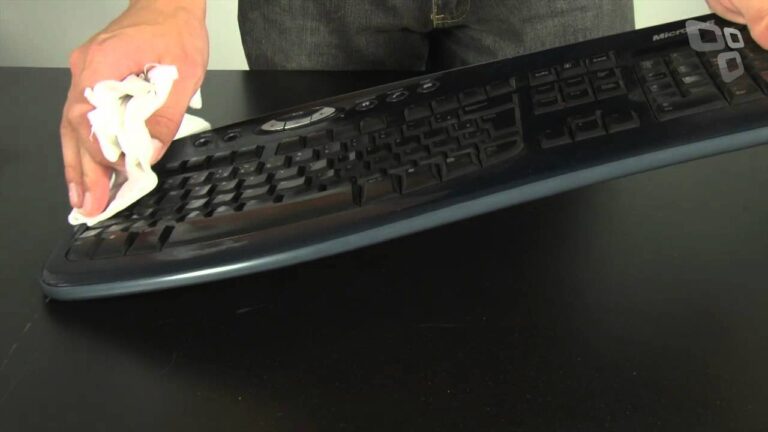 Guia Pr&aacute;tico para Limpar Teclado USB Eficazmente
