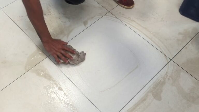 Dicas Eficazes para Limpar Ch&atilde;o Escuro