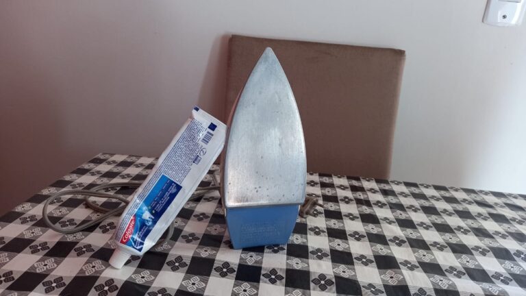 Limpeza Eficiente do Ferro de Passar com Pasta de Dente