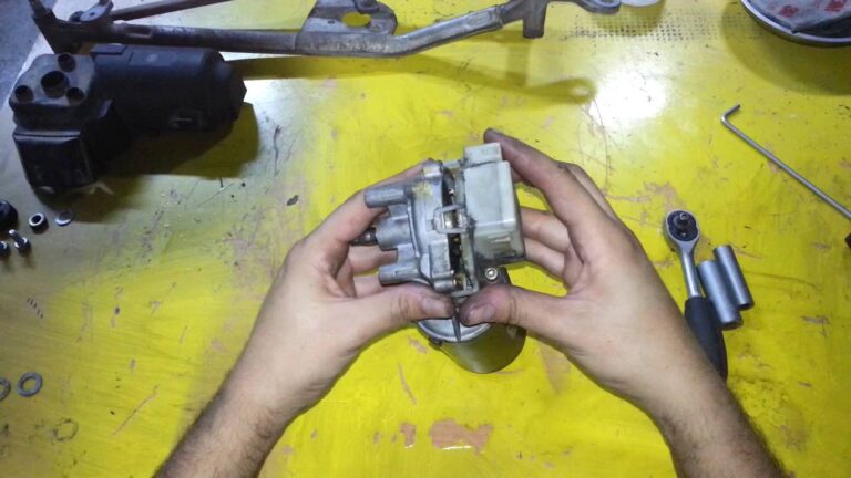 Como Reparar o Motor do Limpador de Vidros do Peugeot 106