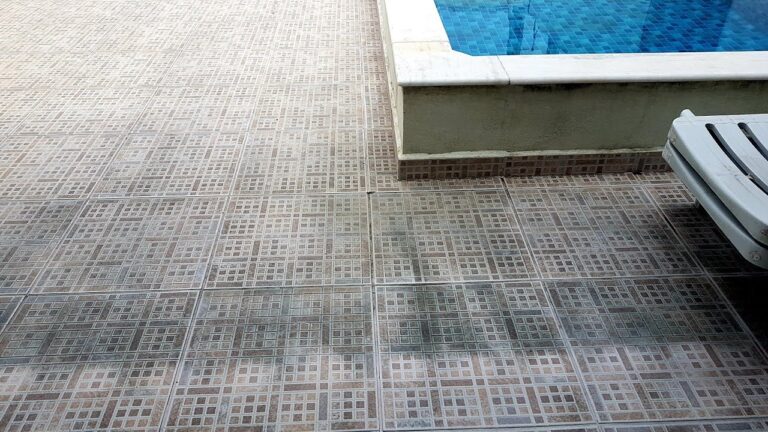 Limpeza Eficiente de Piso Antiderrapante com Produtos Caseiros