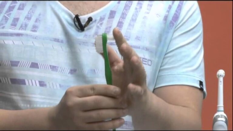 Como Limpar Dentadura com Escova de Dentes de Forma Eficiente