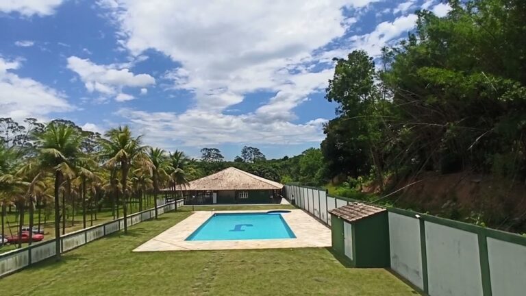 Como Limpar Paredes Verdes de Piscinas de Fibra