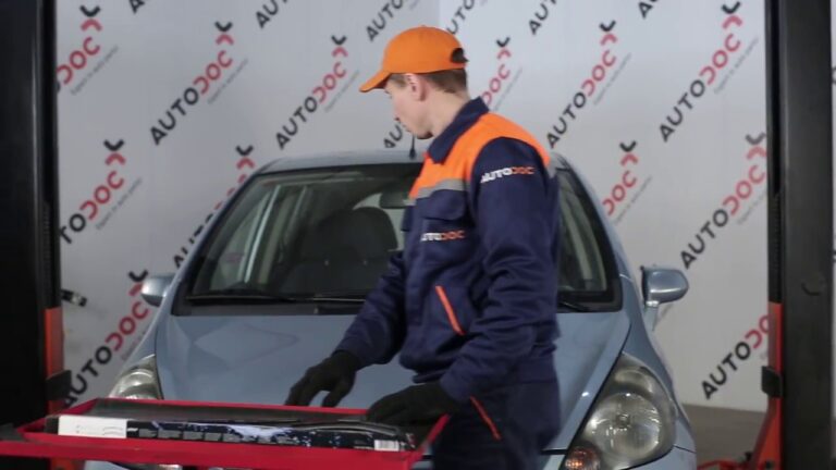 Como Substituir a Escova do Limpa-Vidros Traseiro do Honda Jazz