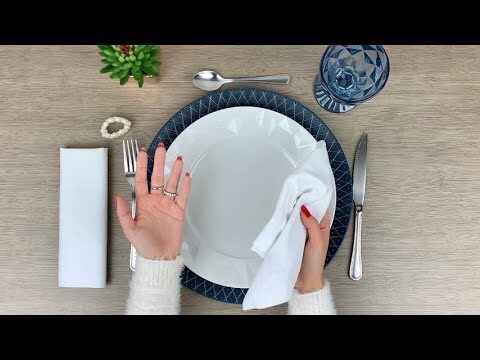 A Elegância Masculina: O Homem que Limpa a Boca com Guardanapo