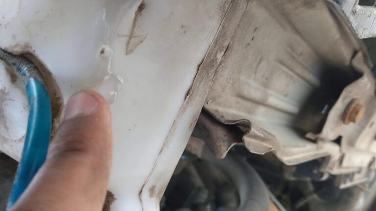 Guia Prático para Retirar o Tubo de Enchimento do Reservatório de Limpa Vidros do Peugeot 206