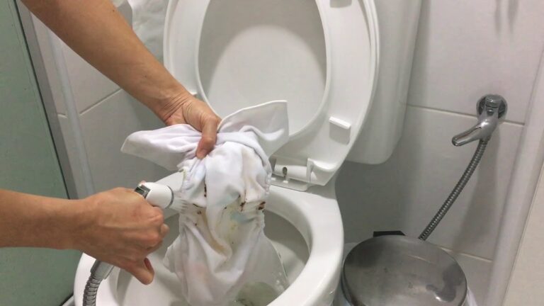 Como Limpar Cocô da Fralda de Forma Eficiente