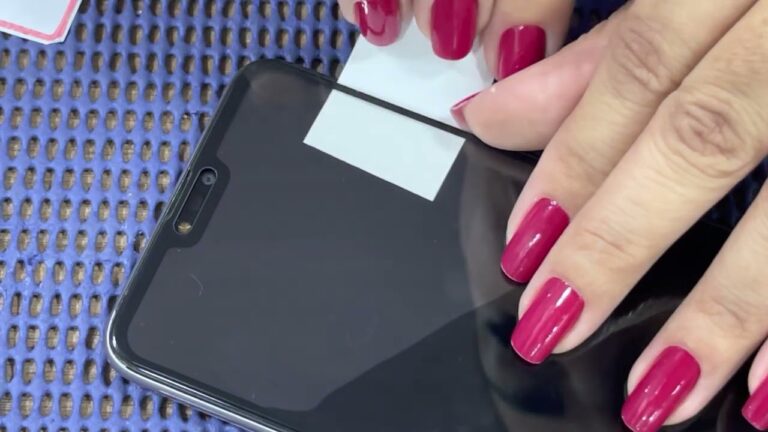 Dicas Pr&aacute;ticas para Limpar a Pel&iacute;cula do Celular