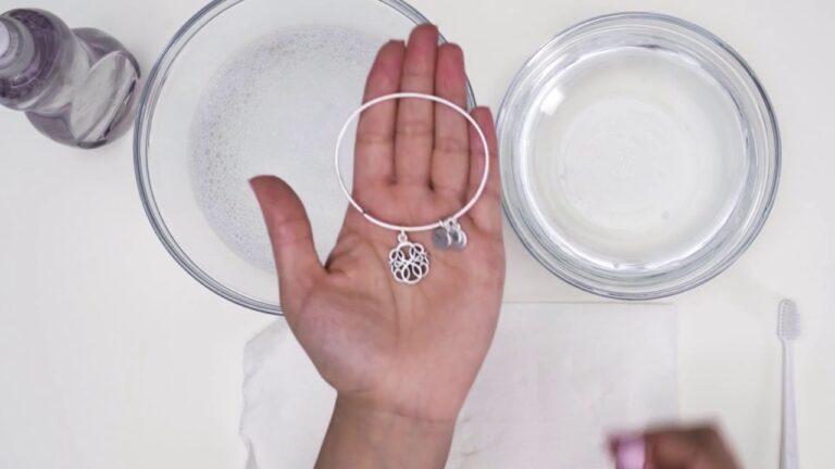 Dicas Eficazes para Limpar Pulseiras Alex and Ani
