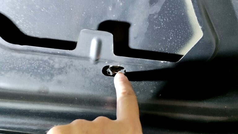 Guia Prático: Desmontando o Depósito de Limpa Parabrisas do Megane